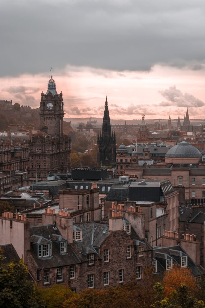 Edinburgh alex-azabache-unsplash